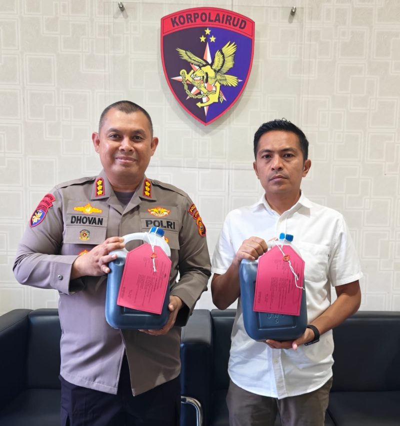 Dirpolairud Polda Jambi Kombes Pol Dhovan Oktavianton dan Kasubdit Gakkum AKBP Febriandy saat menunjukkan barang bukti BBM diduga ilegal yang diamankan di wilayah perairan Sungai Batanghari