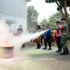 Warga Kenali Asam mengikuti simulasi pemadaman api menggunakan Alat Pemadam Api Ringan (APAR) dalam kegiatan sosialisasi pengamanan jalur pipa Pertamina EP Jambi Field
