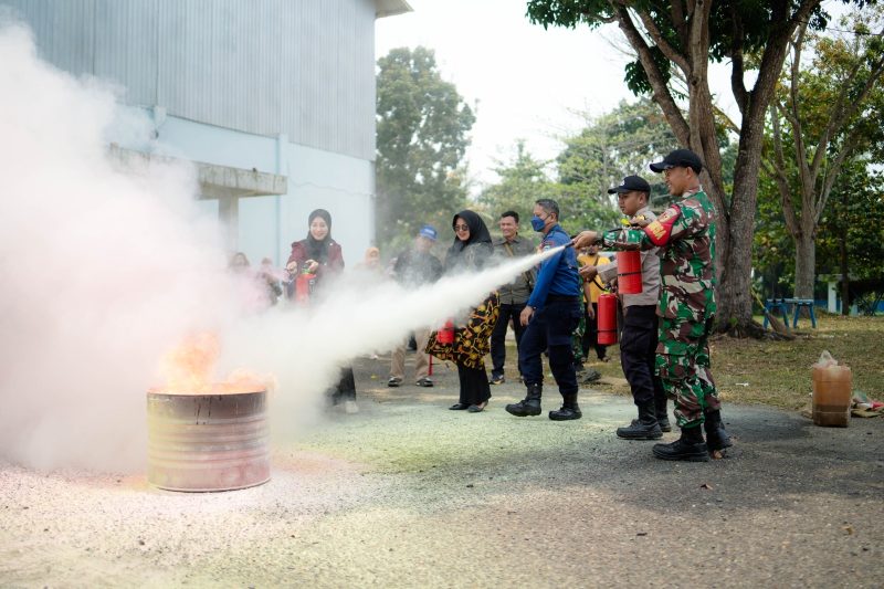 Warga Kenali Asam mengikuti simulasi pemadaman api menggunakan Alat Pemadam Api Ringan (APAR) dalam kegiatan sosialisasi pengamanan jalur pipa Pertamina EP Jambi Field
